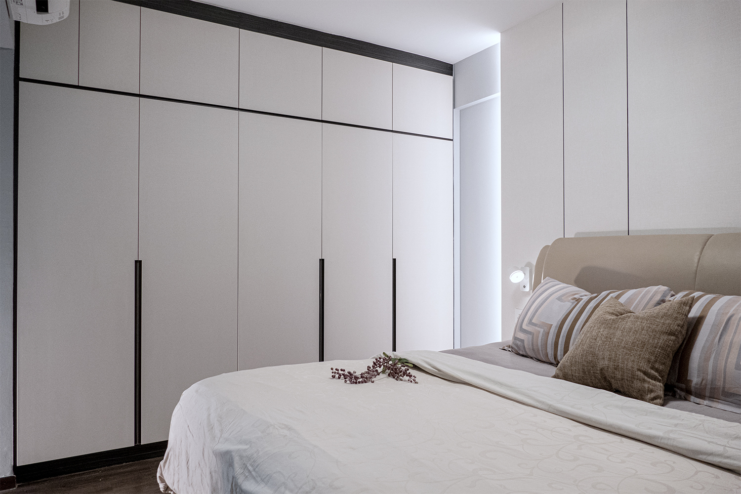 Sumang-Walk_master-bedroom2